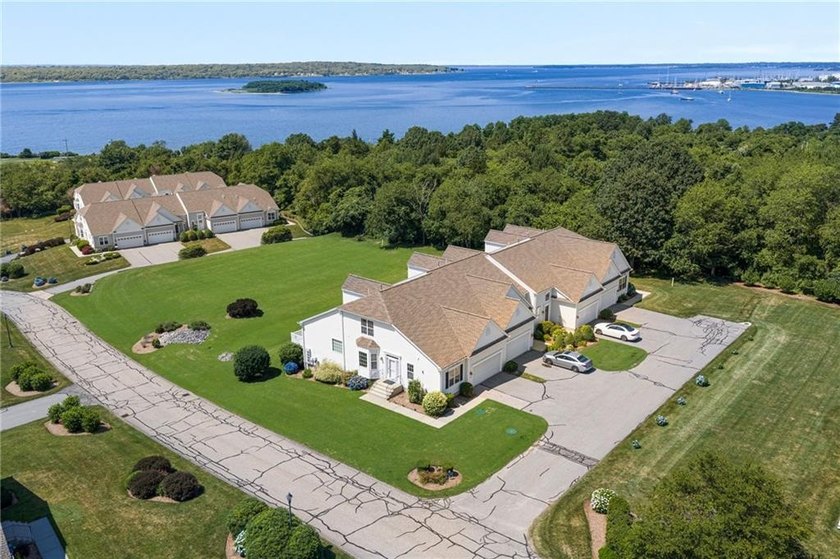 We invite you to explore this expansive end-unit - photo 42