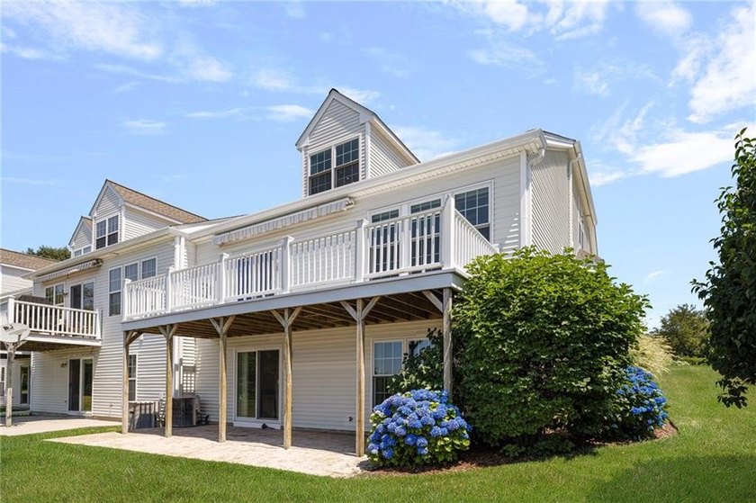 We invite you to explore this expansive end-unit - photo 49