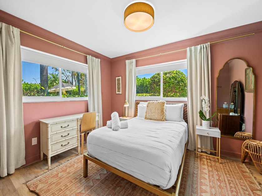 Tastefully updated 3/2 residence on a quiet, walkable street in - photo 23