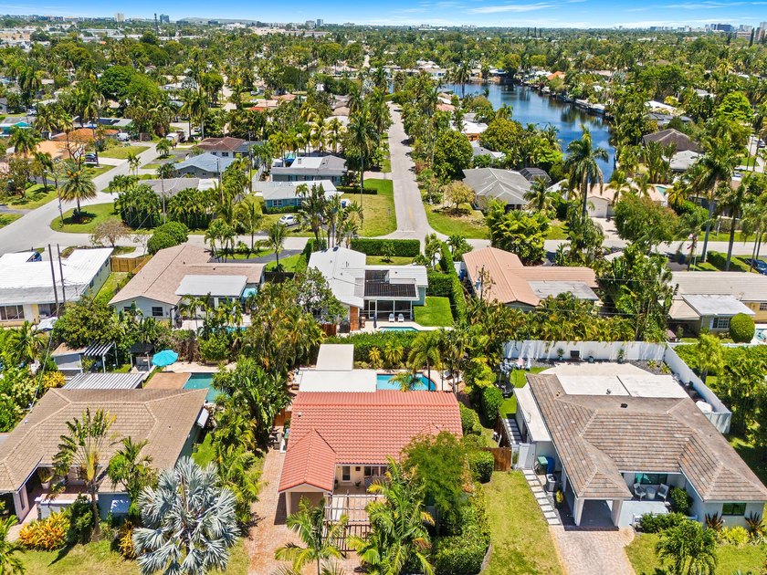 Tastefully updated 3/2 residence on a quiet, walkable street in - photo 30