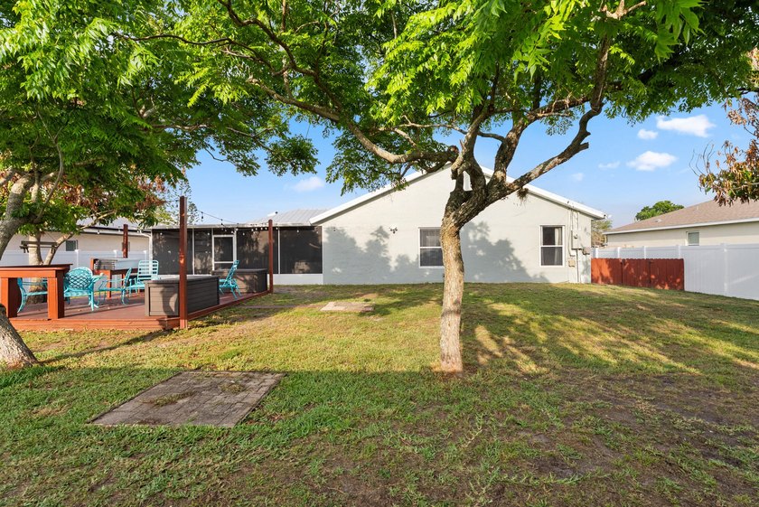 This beautiful, well loved 3 bed + office CBS home offers the - photo 31