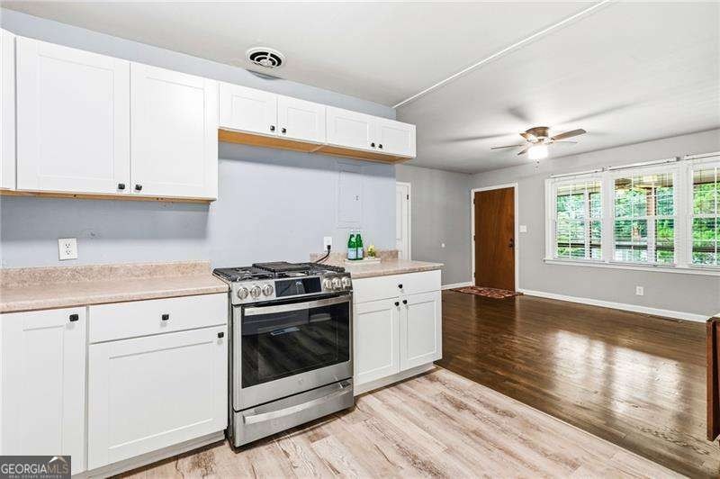 Nestled in a quiet small neighborhood, this timeless 1960 - photo 11