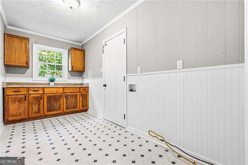 Nestled in a quiet small neighborhood, this timeless 1960 - photo 13