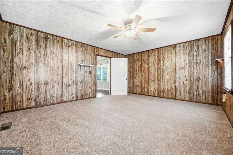 Nestled in a quiet small neighborhood, this timeless 1960 - photo 15