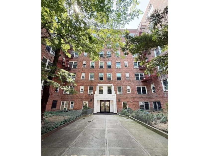 Sun-Filled 1BR Co-op in prime Flushing with Low Maintenance! - photo 7