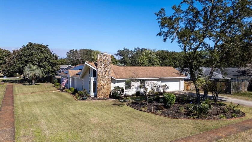 Corner-Lot Home with Pool (and a history) in desirable Indian - photo 4