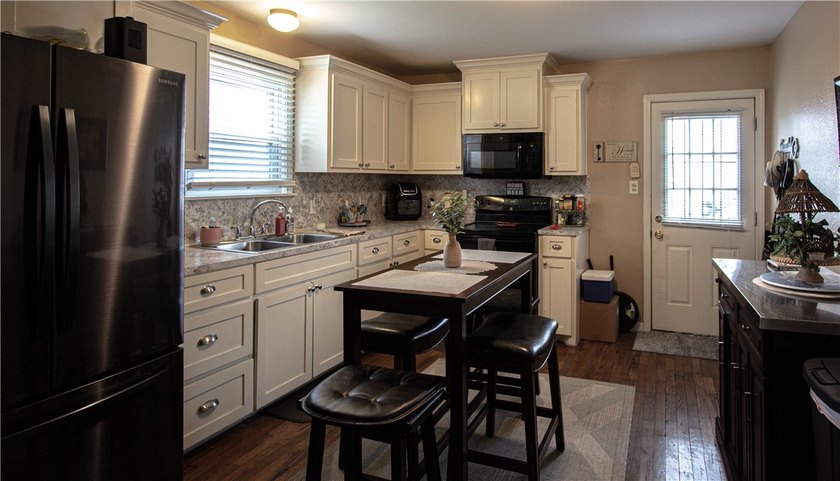 Welcome home to this charming 2-bedroom, 1-bath, detached 1-car - photo 6
