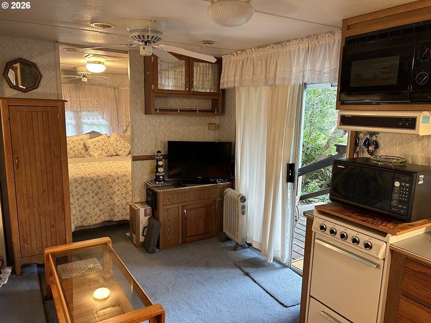 Cozy and well-loved travel trailer in Coast Villagee enjoy all - photo 17