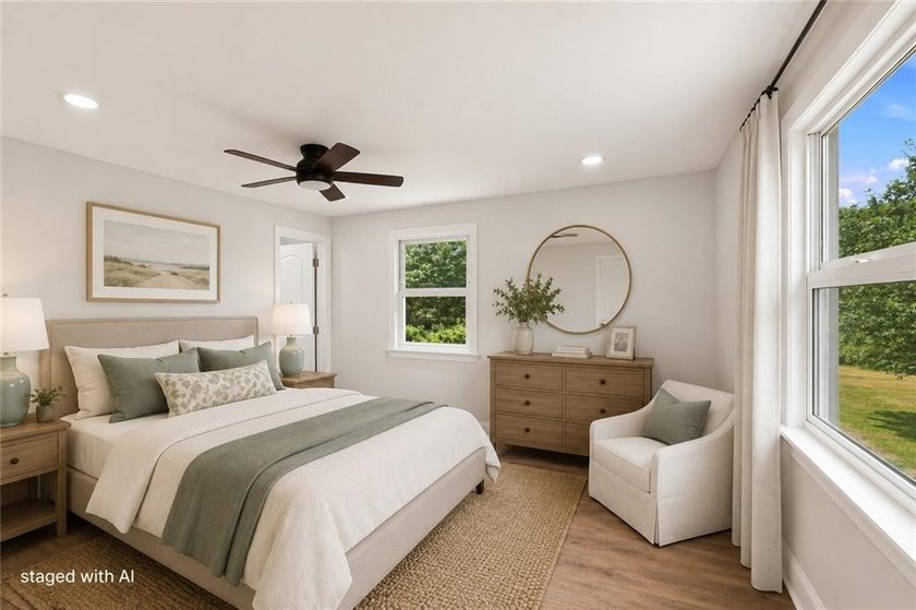 Beautifully renovated from top to bottom, this 3-4 bed, 2 full - photo 11