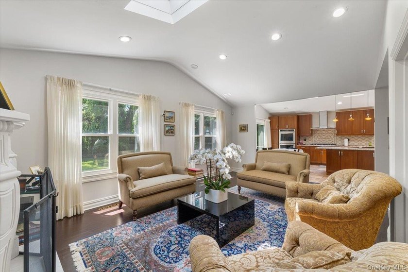 Bright and spacious Colonial, impeccably maintained and - photo 12