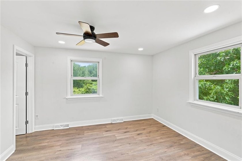 Beautifully renovated from top to bottom, this 3-4 bed, 2 full - photo 13