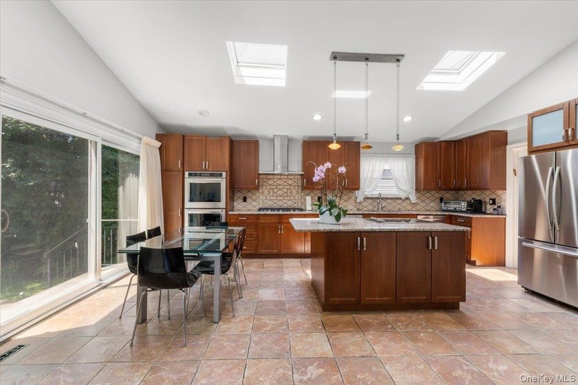 Bright and spacious Colonial, impeccably maintained and - photo 14