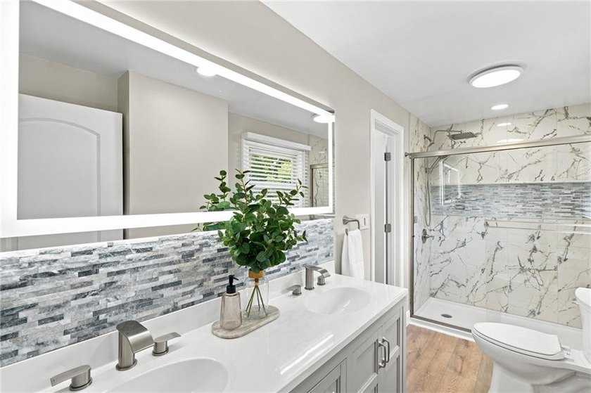 Beautifully renovated from top to bottom, this 3-4 bed, 2 full - photo 14