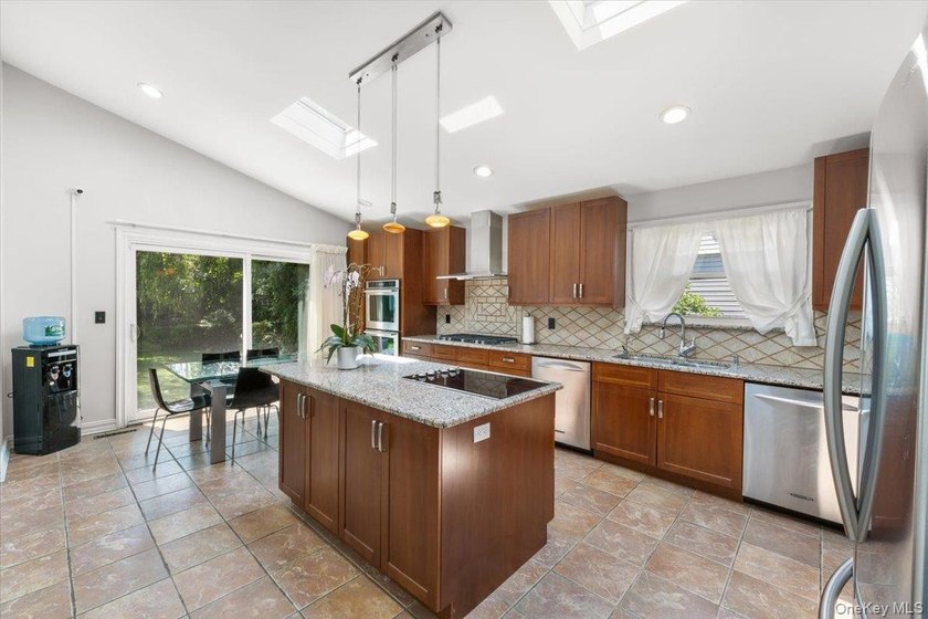 Bright and spacious Colonial, impeccably maintained and - photo 15