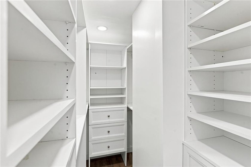 Beautifully renovated from top to bottom, this 3-4 bed, 2 full - photo 16