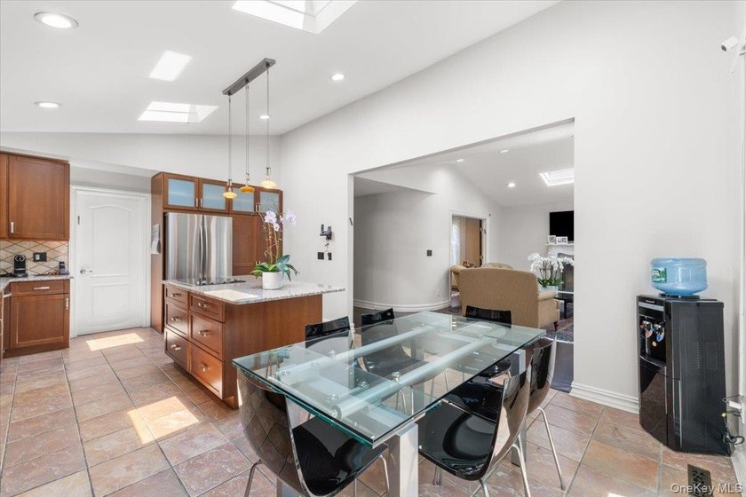 Bright and spacious Colonial, impeccably maintained and - photo 17