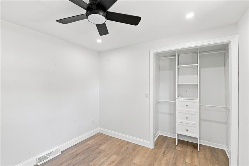 Beautifully renovated from top to bottom, this 3-4 bed, 2 full - photo 17