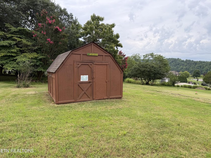 Wonderful lake views welcome you to this charming home situated - photo 18