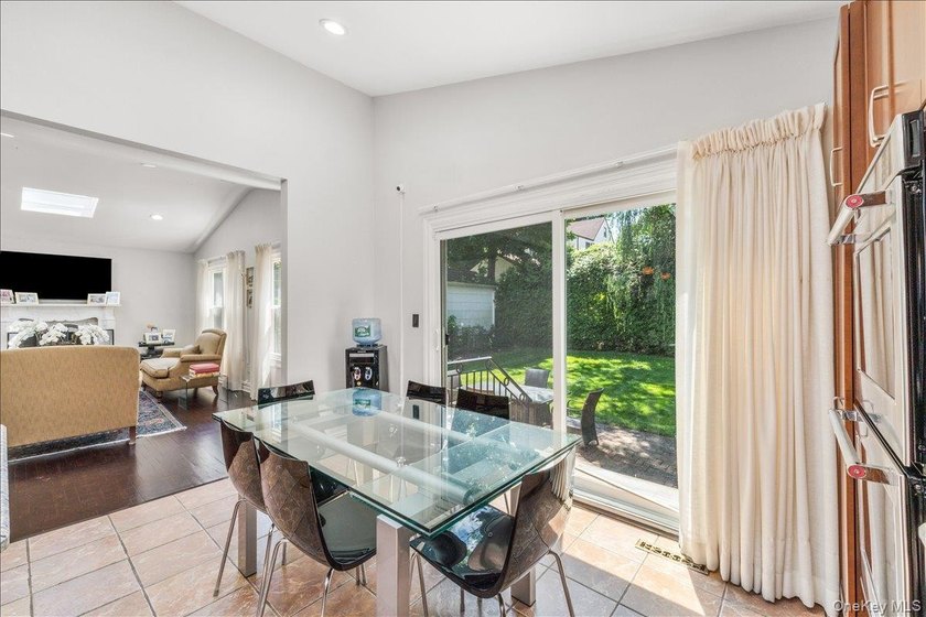 Bright and spacious Colonial, impeccably maintained and - photo 18