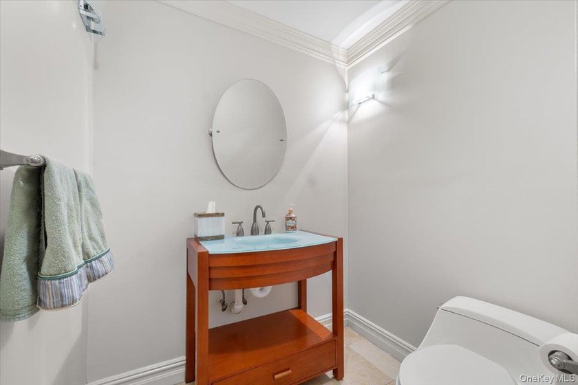 Bright and spacious Colonial, impeccably maintained and - photo 19
