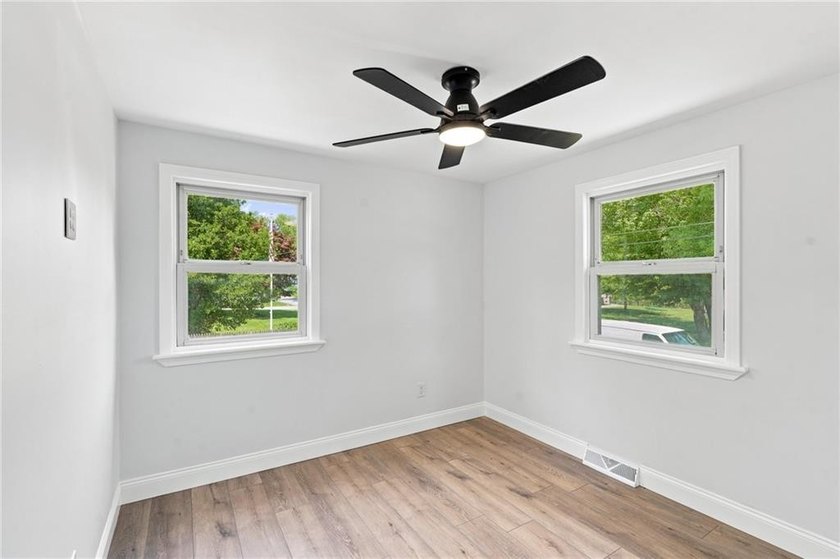 Beautifully renovated from top to bottom, this 3-4 bed, 2 full - photo 19