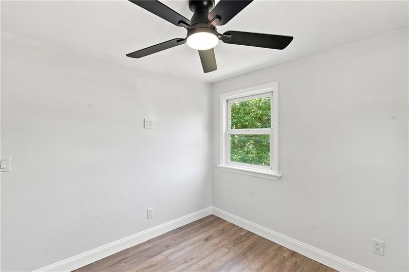 Beautifully renovated from top to bottom, this 3-4 bed, 2 full - photo 20