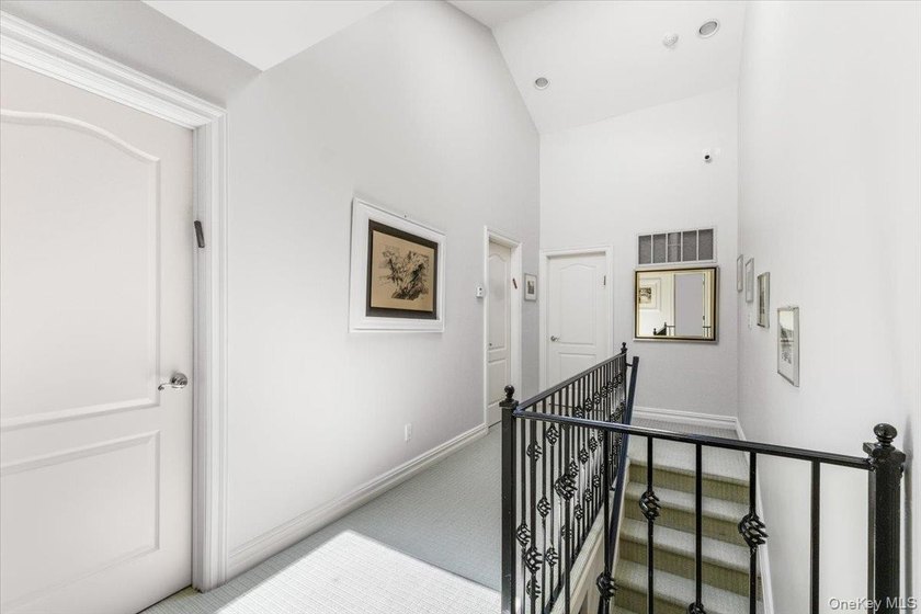 Bright and spacious Colonial, impeccably maintained and - photo 21