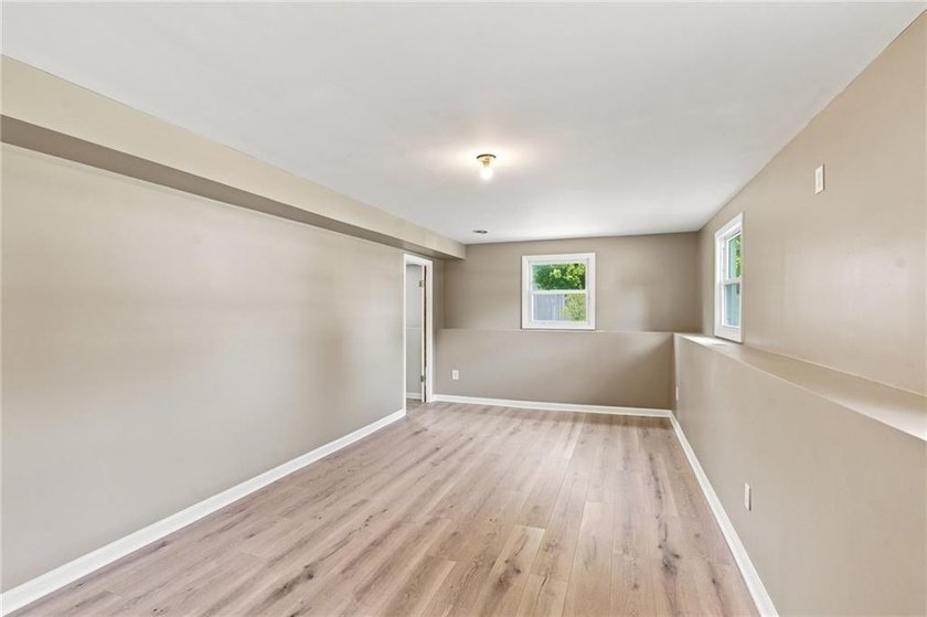 Beautifully renovated from top to bottom, this 3-4 bed, 2 full - photo 22