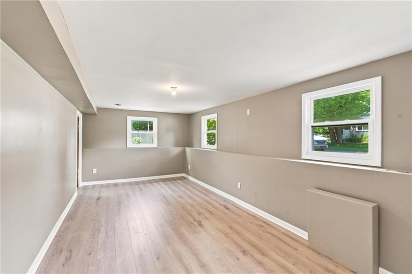 Beautifully renovated from top to bottom, this 3-4 bed, 2 full - photo 23