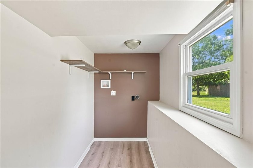 Beautifully renovated from top to bottom, this 3-4 bed, 2 full - photo 24