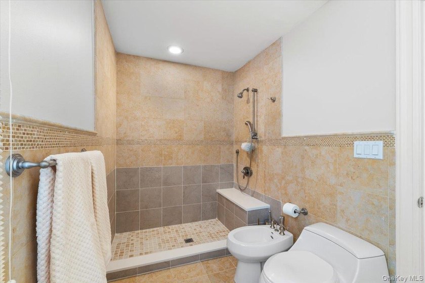 Bright and spacious Colonial, impeccably maintained and - photo 26