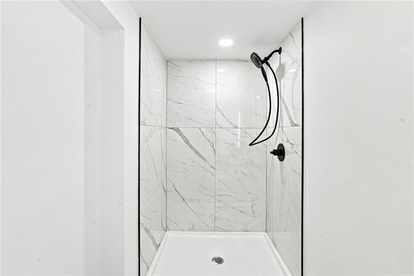 Beautifully renovated from top to bottom, this 3-4 bed, 2 full - photo 26