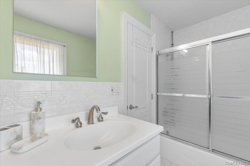 Bright and spacious Colonial, impeccably maintained and - photo 28