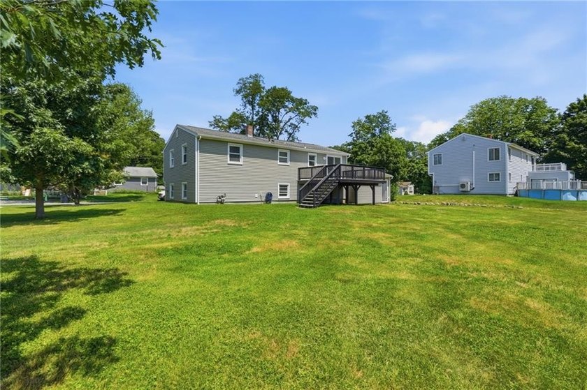 Beautifully renovated from top to bottom, this 3-4 bed, 2 full - photo 28