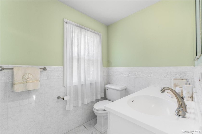 Bright and spacious Colonial, impeccably maintained and - photo 29