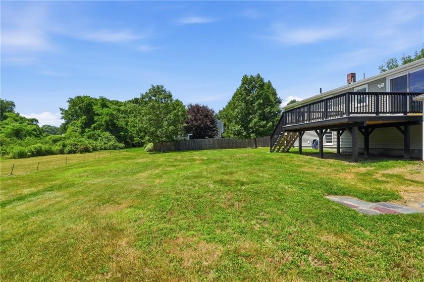 Beautifully renovated from top to bottom, this 3-4 bed, 2 full - photo 29