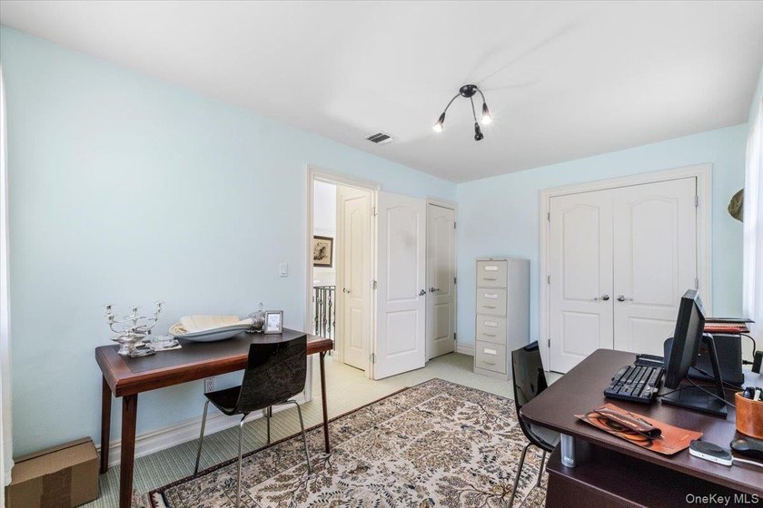 Bright and spacious Colonial, impeccably maintained and - photo 30