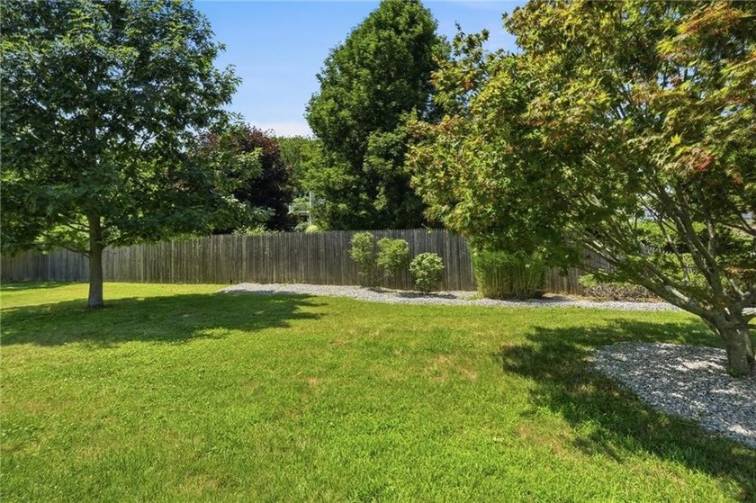 Beautifully renovated from top to bottom, this 3-4 bed, 2 full - photo 30