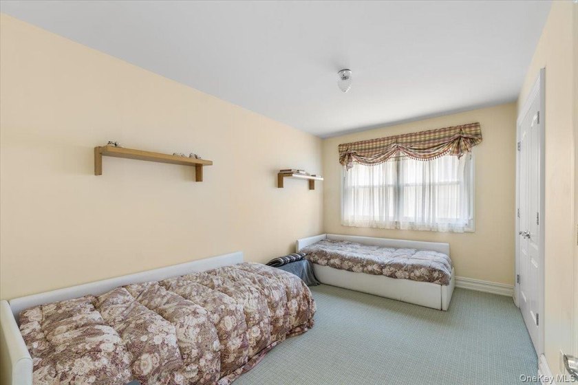 Bright and spacious Colonial, impeccably maintained and - photo 31