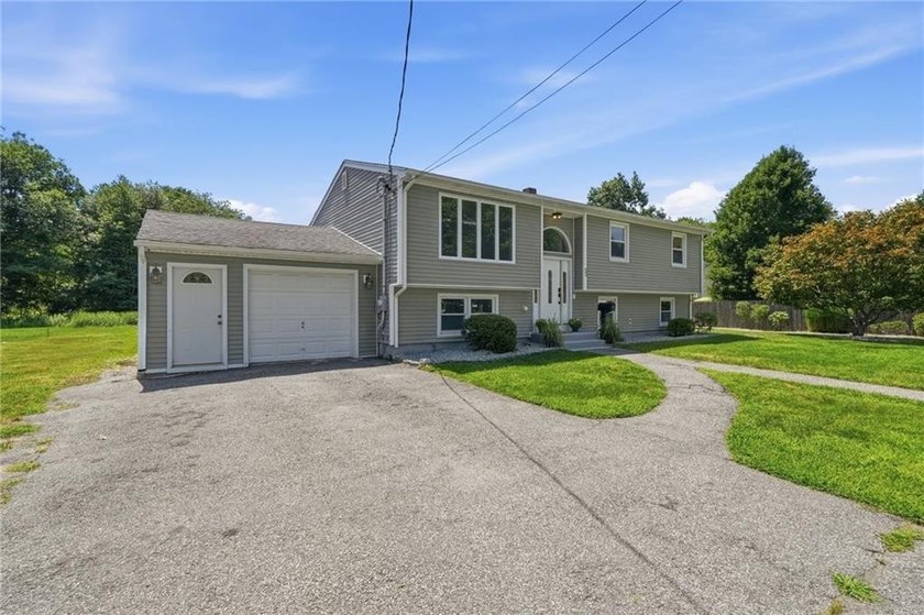 Beautifully renovated from top to bottom, this 3-4 bed, 2 full - photo 31