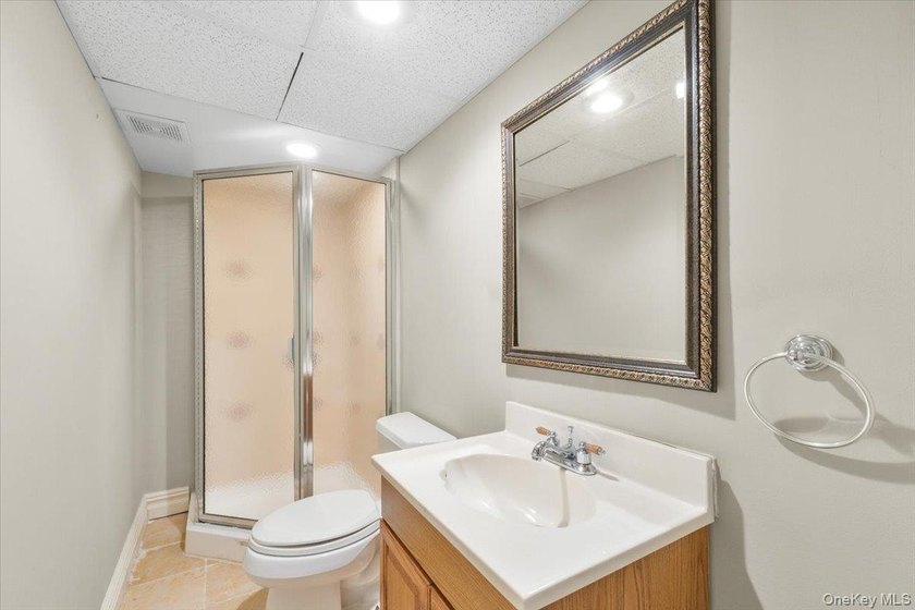 Bright and spacious Colonial, impeccably maintained and - photo 32