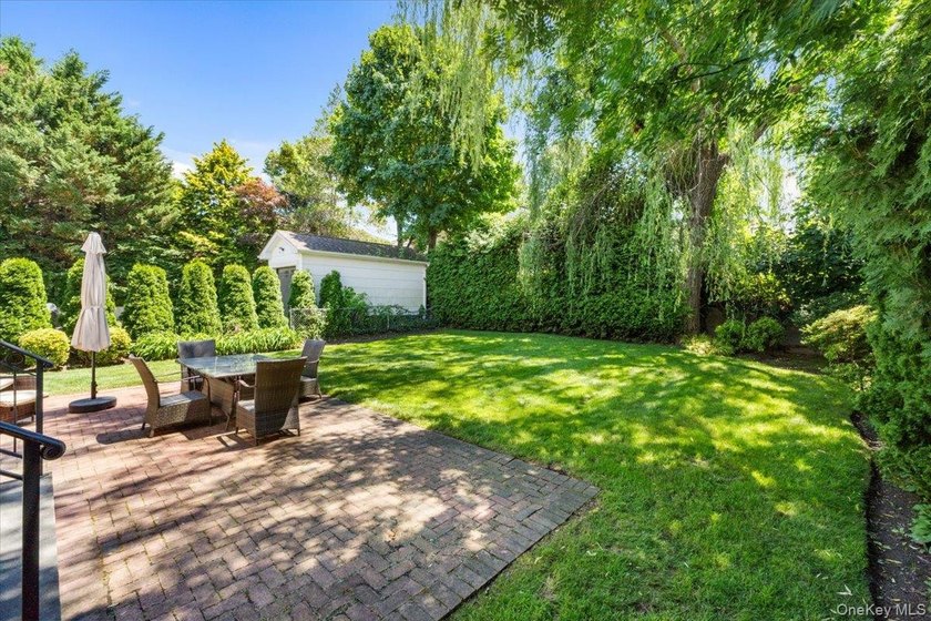 Bright and spacious Colonial, impeccably maintained and - photo 35