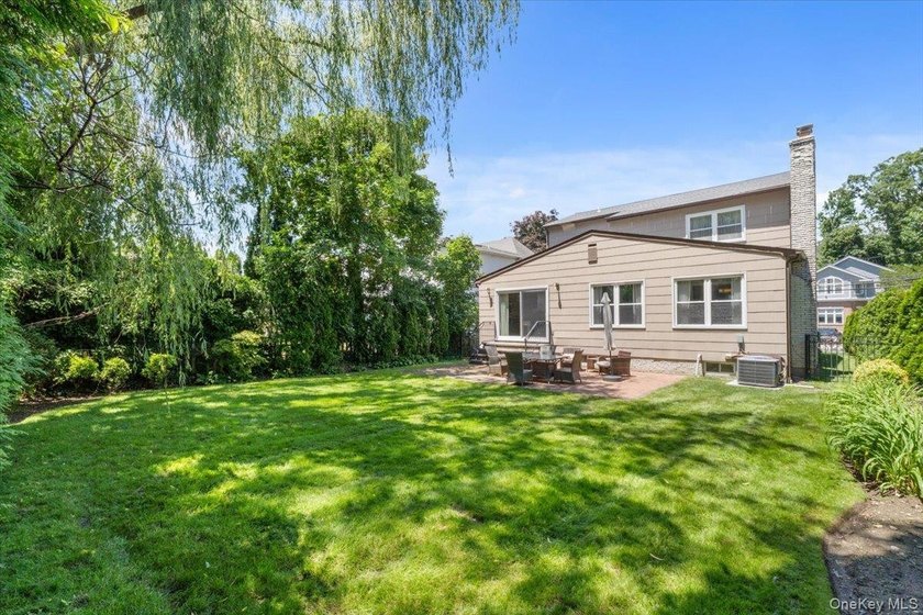 Bright and spacious Colonial, impeccably maintained and - photo 36