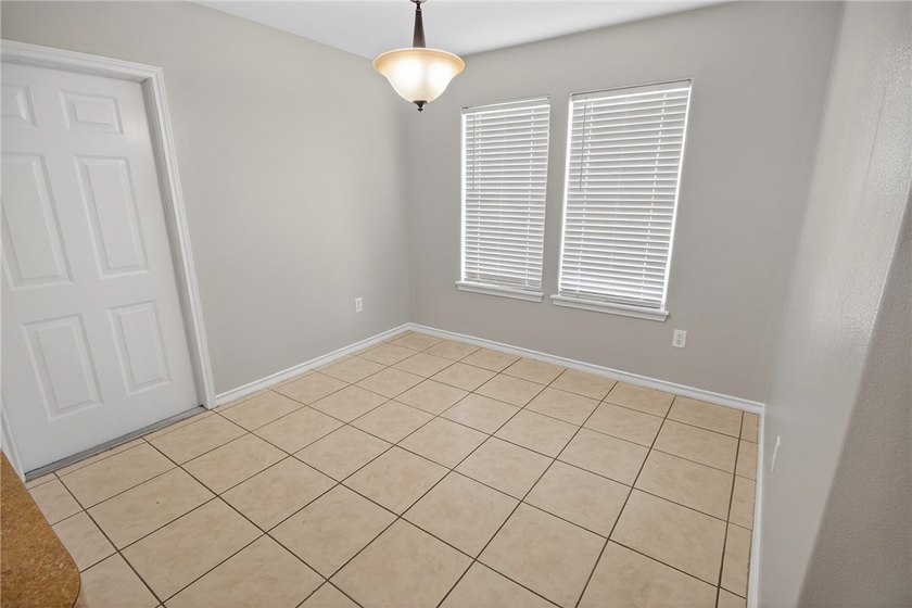 Come and meet your lovely new home! Remodeled and move-in ready - photo 6
