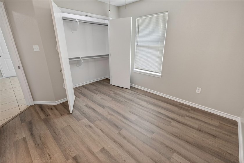 Come and meet your lovely new home! Remodeled and move-in ready - photo 8
