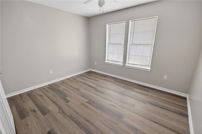 Come and meet your lovely new home! Remodeled and move-in ready - photo 9