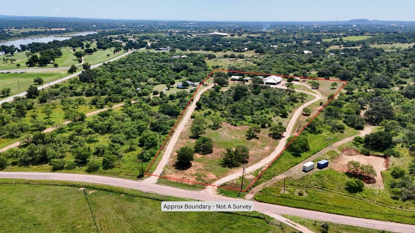 5.92 Acres with large custom home, in-ground pool, guest house - photo 2