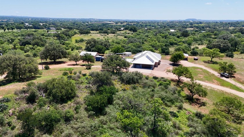 5.92 Acres with large custom home, in-ground pool, guest house - photo 3