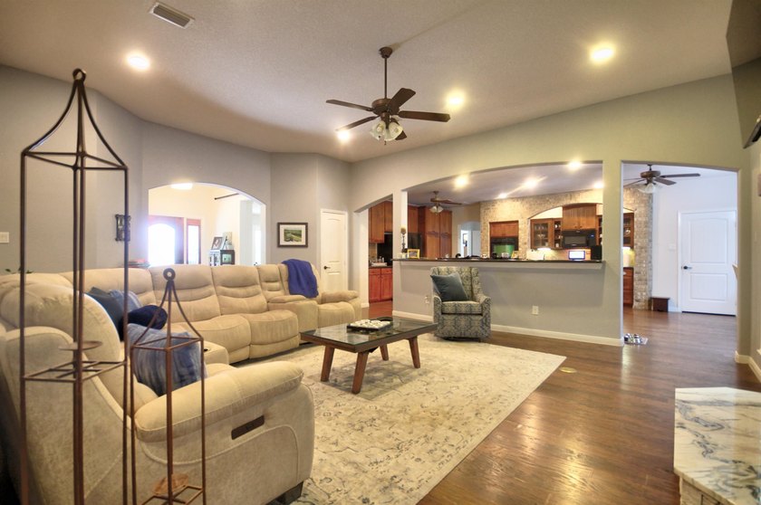 5.92 Acres with large custom home, in-ground pool, guest house - photo 10