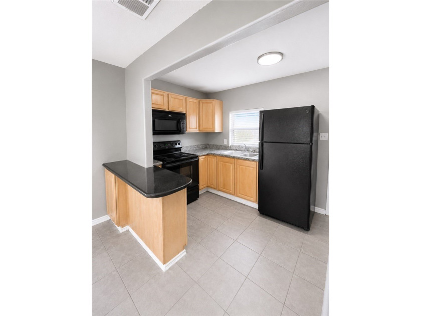 GREAT INCOME PRODUCING DUPLEX, BOTH UNITS HAVE 2 BEDS AND A BATH - photo 15